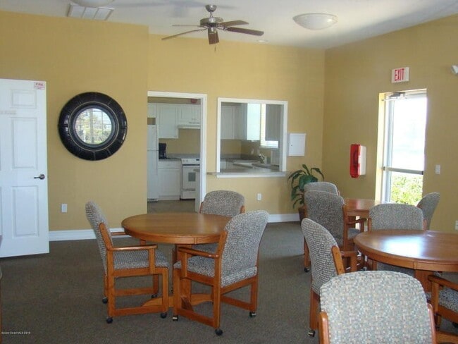 Building Photo - Water front condo