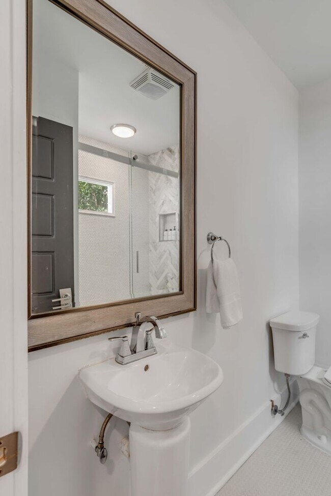Building Photo - Fully Furnished Downtown Rental