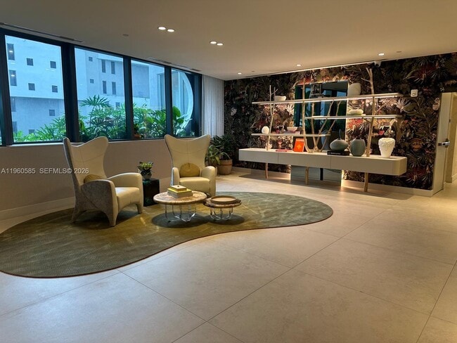 Building Photo - 700 NE 24th St