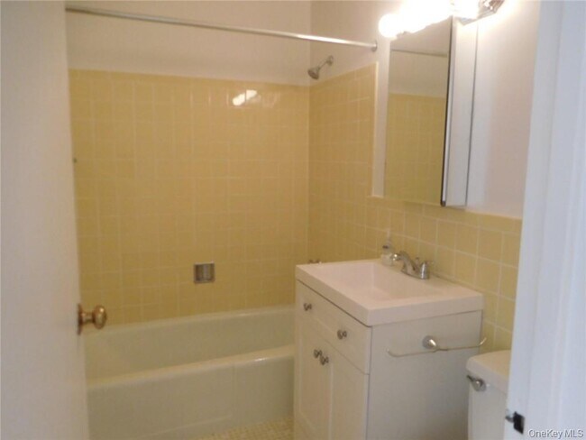 Building Photo - 2 Consulate Dr