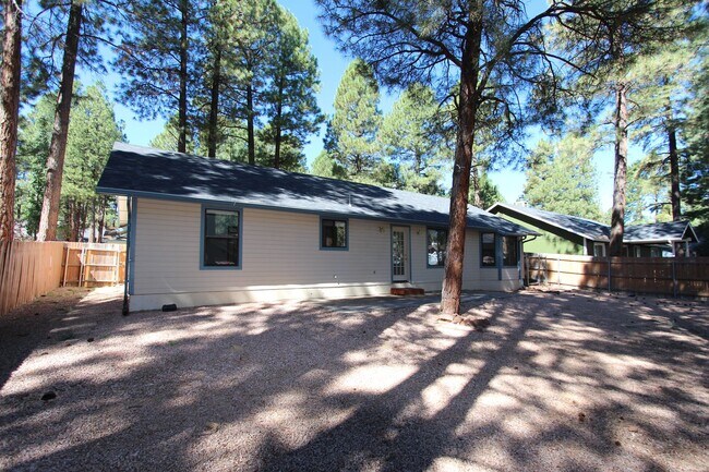 Building Photo - Modern 3-Bedroom Home with Garage & Privat...