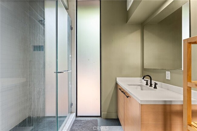 Building Photo - 3339 N Knoll Dr