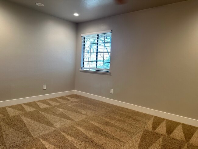 Building Photo - Beautifully Updated Condo in Citrus Heights!