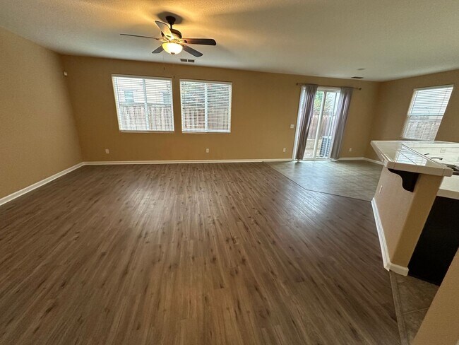 Building Photo - Beautiful 4 Bedroom, 2.5 Bath Lathrop Home
