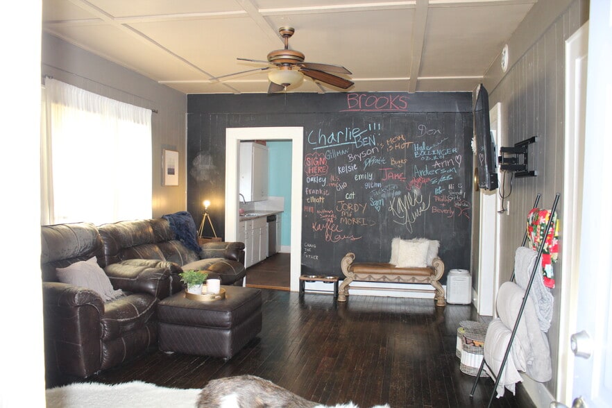 Building Photo - 208 W Elm Ave