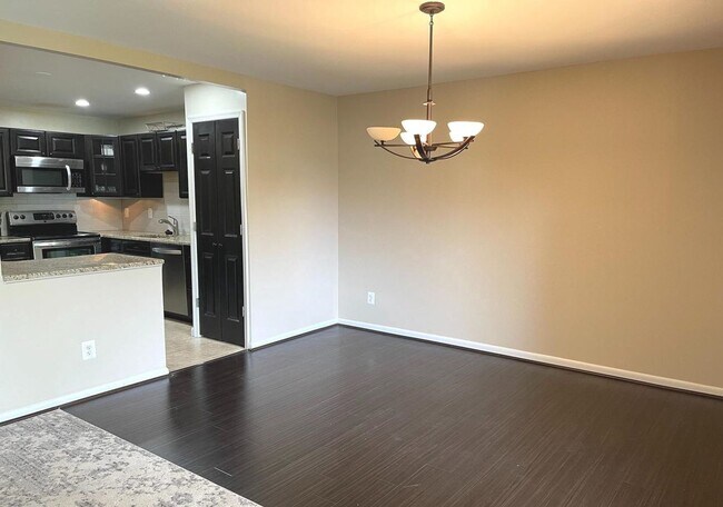 Building Photo - Beautiful 2BR 2BA top floor condo located ...