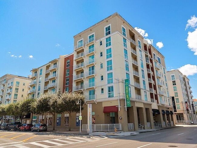 Building Photo - "Chic 1-Bedroom Retreat in the Heart of Miami - 782 Sq Ft of Comfort!"