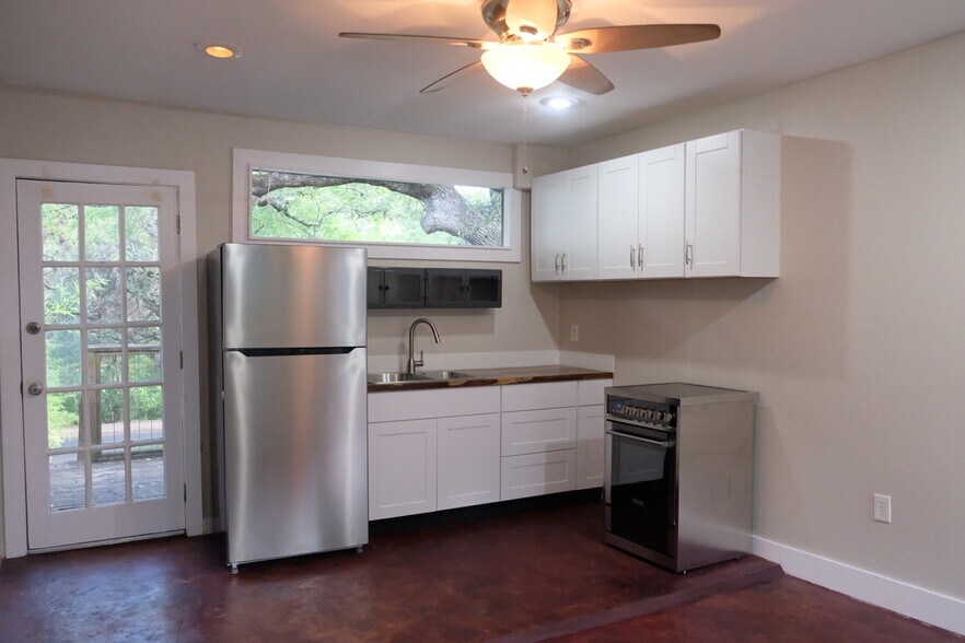 Building Photo - 1811 Alameda Dr