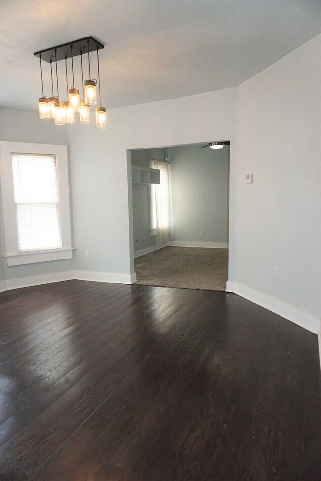 Building Photo - 2 BED 1 BATH DUPLEX MESTA PARK