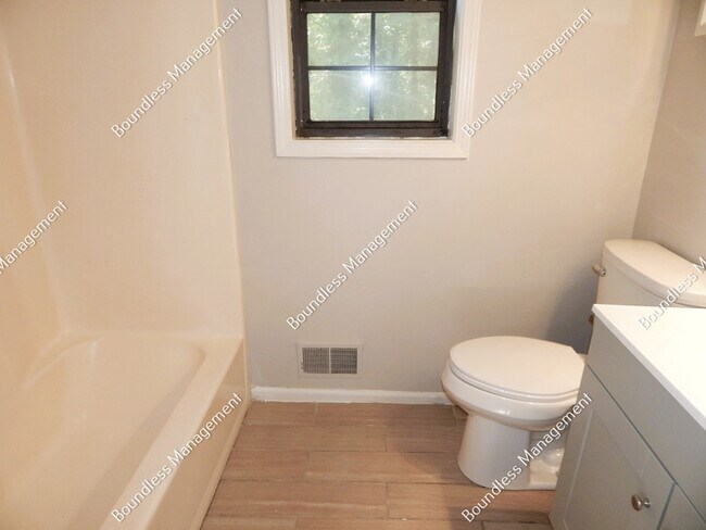 Building Photo - 2170 Wells Dr SE