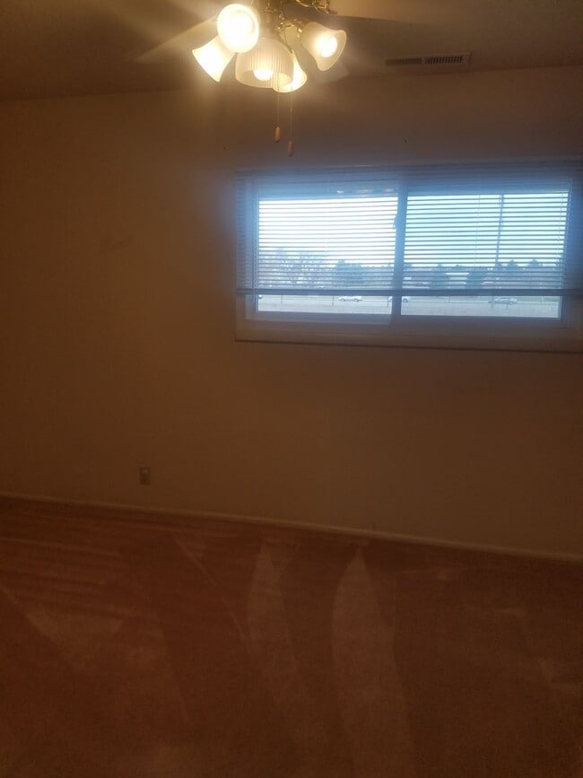 Building Photo - 3 Bed 2.5 bath townhome in Ammon right beh...