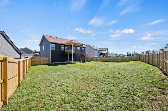 Building Photo - Beautiful Like-New Split Foyer Home Off Ex...