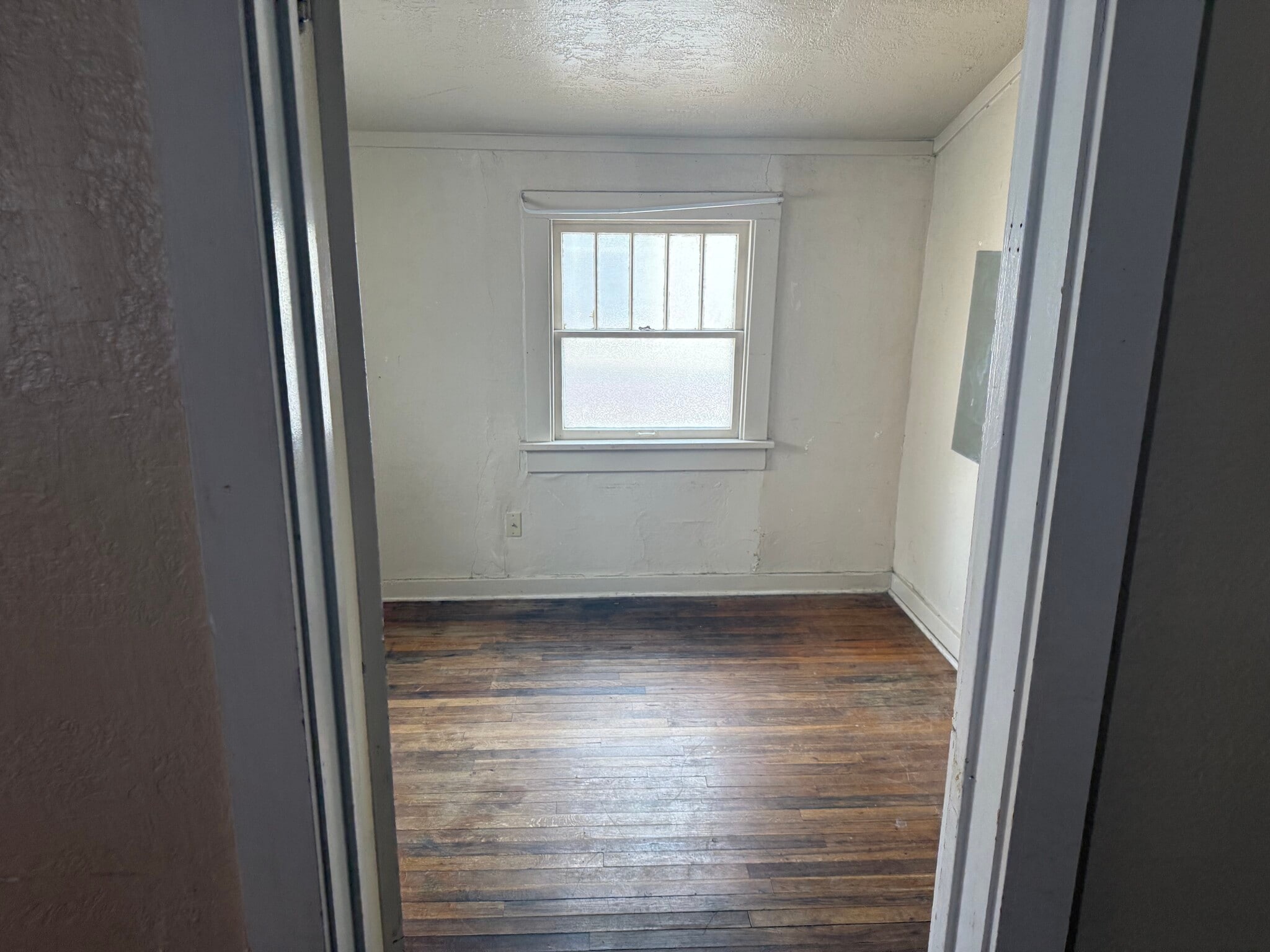 Building Photo - 907 Rood Ave