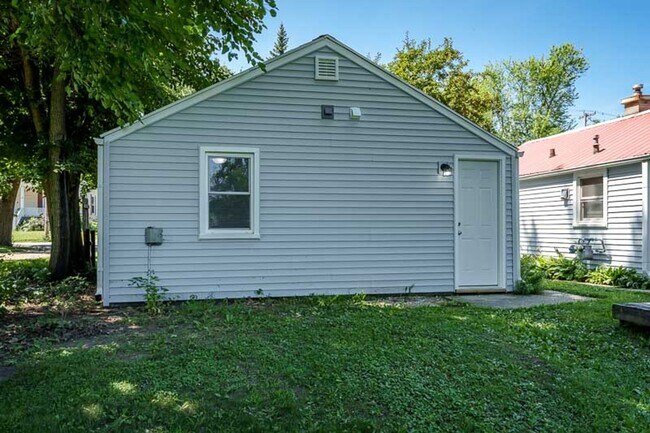 Building Photo - 343 Perry Ave
