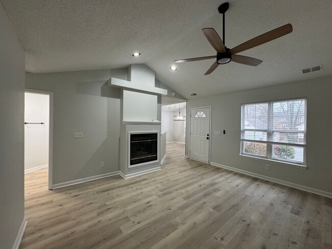 Building Photo - 3bed/2bath+Garage GSO!!