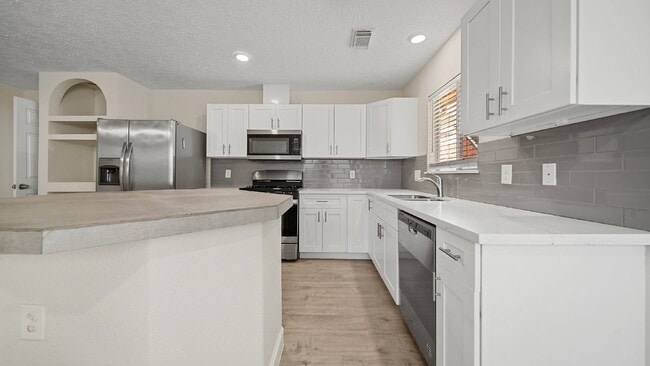 Building Photo - Lovely three-bedroom residence located on a cul-de-sac in Pearland ISD.