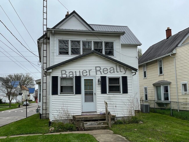 Building Photo - Three Beds, One and a Half Baths