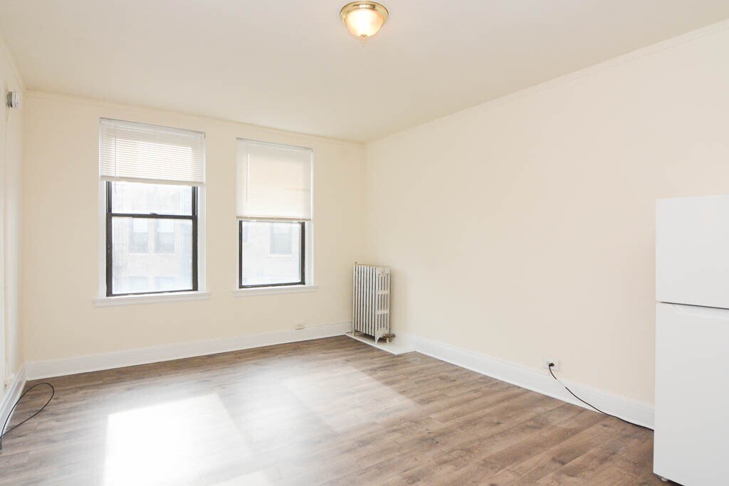 Building Photo - 3335 W Diversey Ave