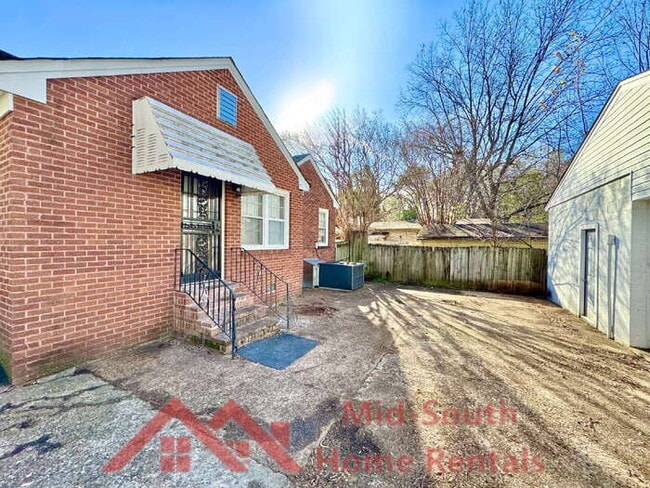 Building Photo - 135 S Greer St