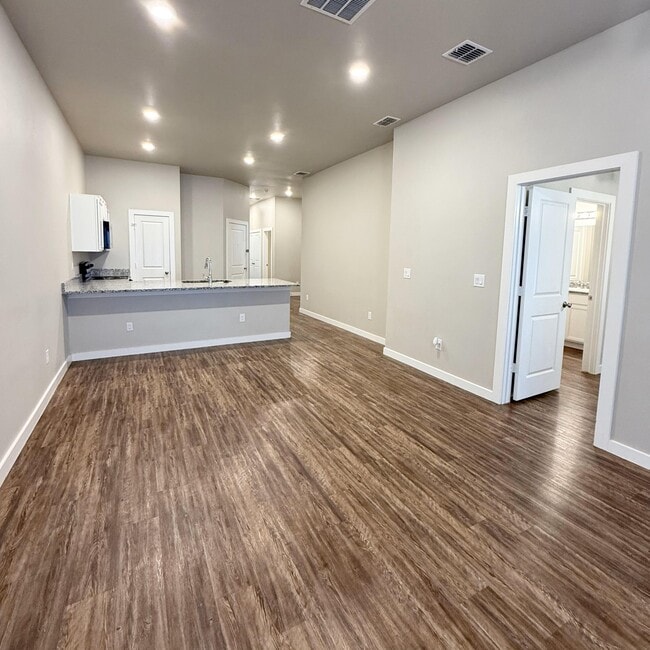 Building Photo - 2108 N Jayton Ave