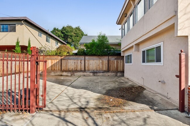 Building Photo - 2727 McGee Ave