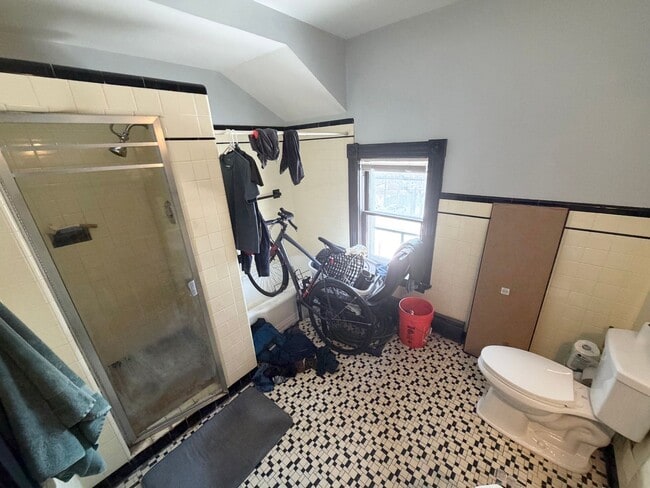 Building Photo - 203 Maple St