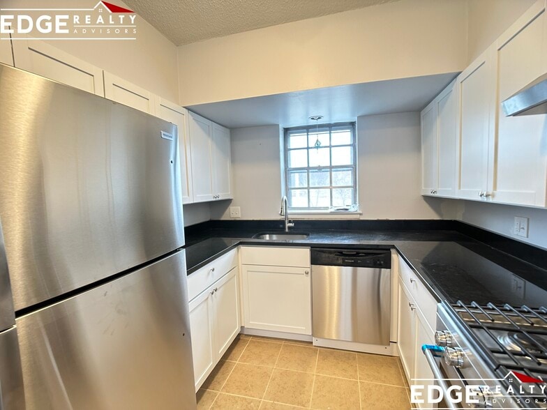 Building Photo - 162 Lake Shore Rd