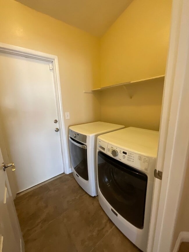 Building Photo - Great 1 story home, 3brs, 2bth, 2cg, RV Gate