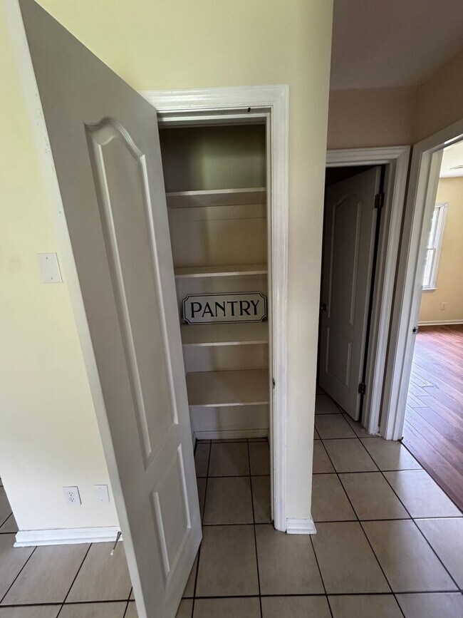 Building Photo - 2115 Cameo Dr
