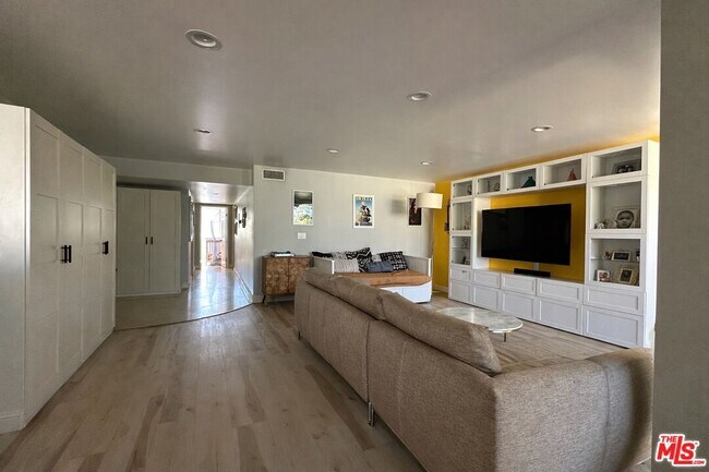 Building Photo - 5301 Balboa Blvd