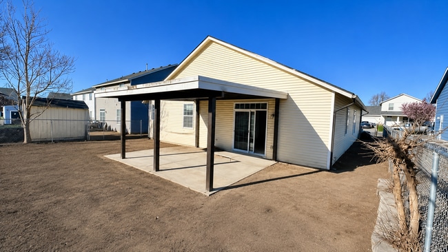 Building Photo - Pet friendly 3 bedroom home availanle June 1st!
