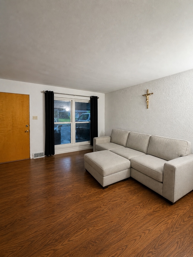 Building Photo - 3 bedroom 1.5 bathroom home for rent in Belleville