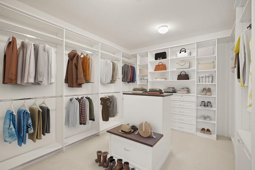 Walk in closet - 4928 Princess Dr