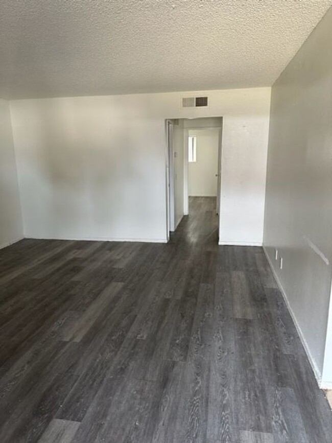 Building Photo - 2 Bedroom Condo located in 89121!