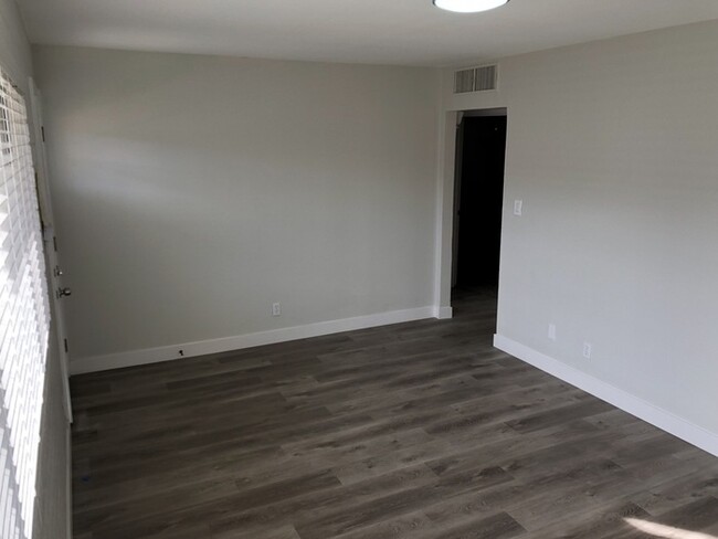 Building Photo - 221 N Elm St
