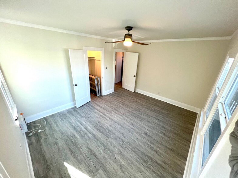 Building Photo - 855 W 43rd Pl