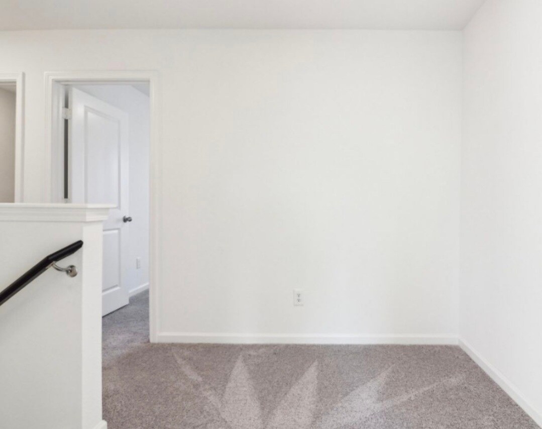 Building Photo - 998 Delta Cres