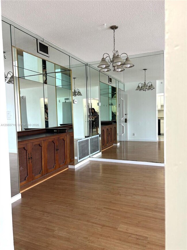 Building Photo - 4400 Hillcrest Dr