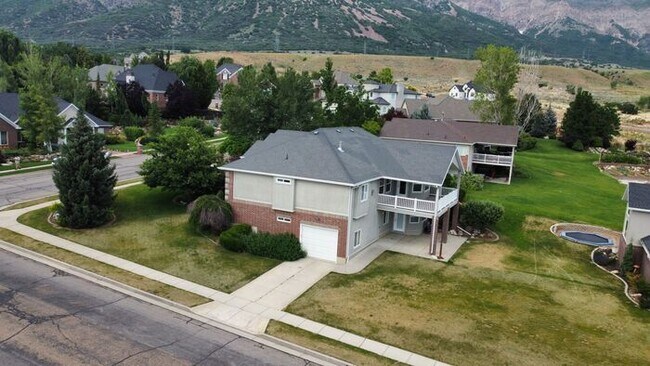 Building Photo - 5 bdrm 3bth Home 3 Car Garage Some utilities included