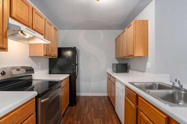 Building Photo - 3BR/2.5BA Townhouse Near Flat Shoals Parkway!