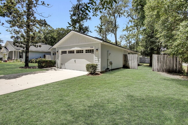 Building Photo - Like new 4 bedroom 2 bath home for rent.