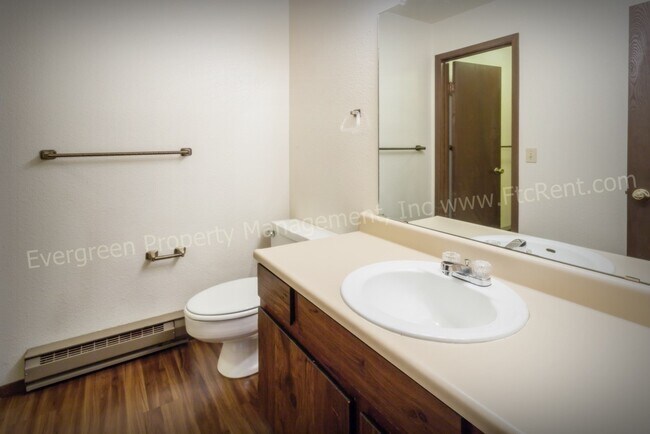 Building Photo - 904-906 Camelot Ct.