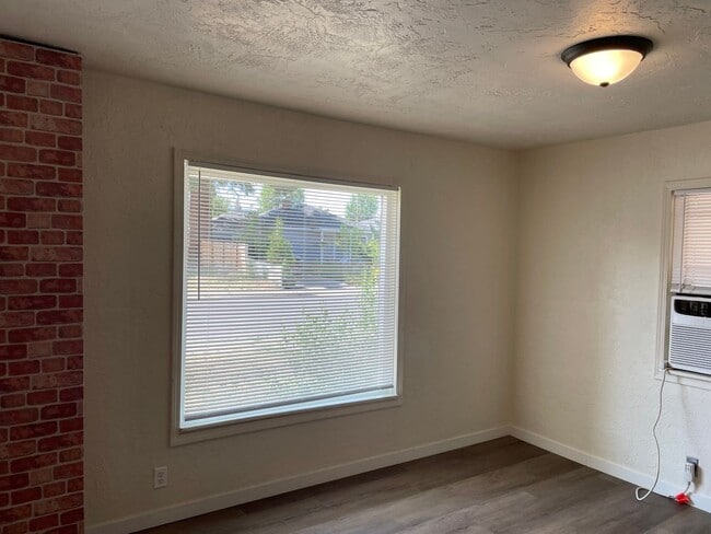 Building Photo - Nice 3 bedroom 1 Bath Home-Fully Fenced Ba...