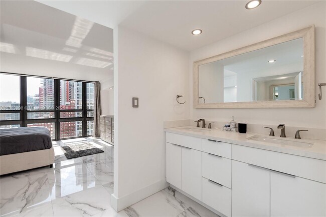 Building Photo - 1450 Brickell Bay Dr