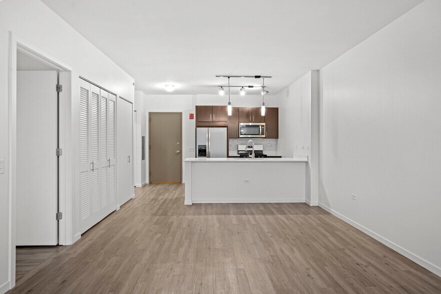 Building Photo - 3752 N Halsted St