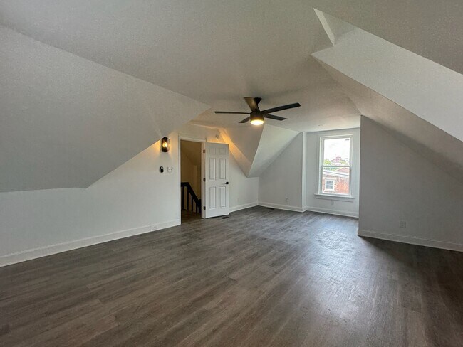 Building Photo - 7 Bed/3 Bath Mins. from UC Campus $750/pp ...