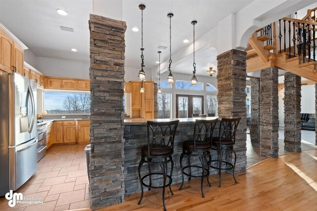 Building Photo - Gorgeous Palmer Home!