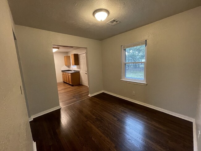 Building Photo - 2 Bed, 1 Bath Home