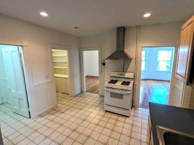 Building Photo - 21 Burr St