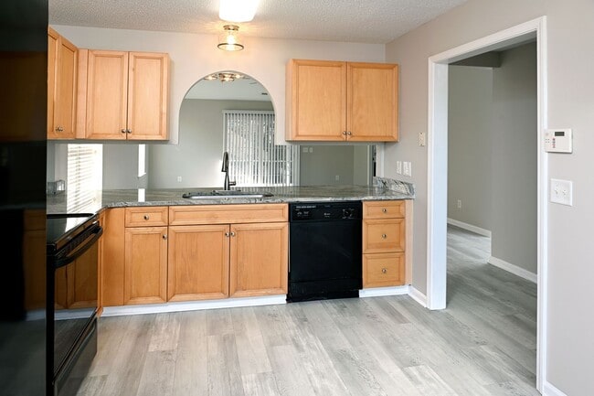 Building Photo - Charming 3BR Ranch in Osprey Woods – Screened Porch & Vaulted Ceilings